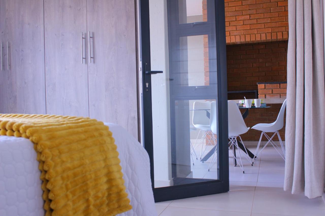 Airport Heights Apartment Боксбург Екстериор снимка