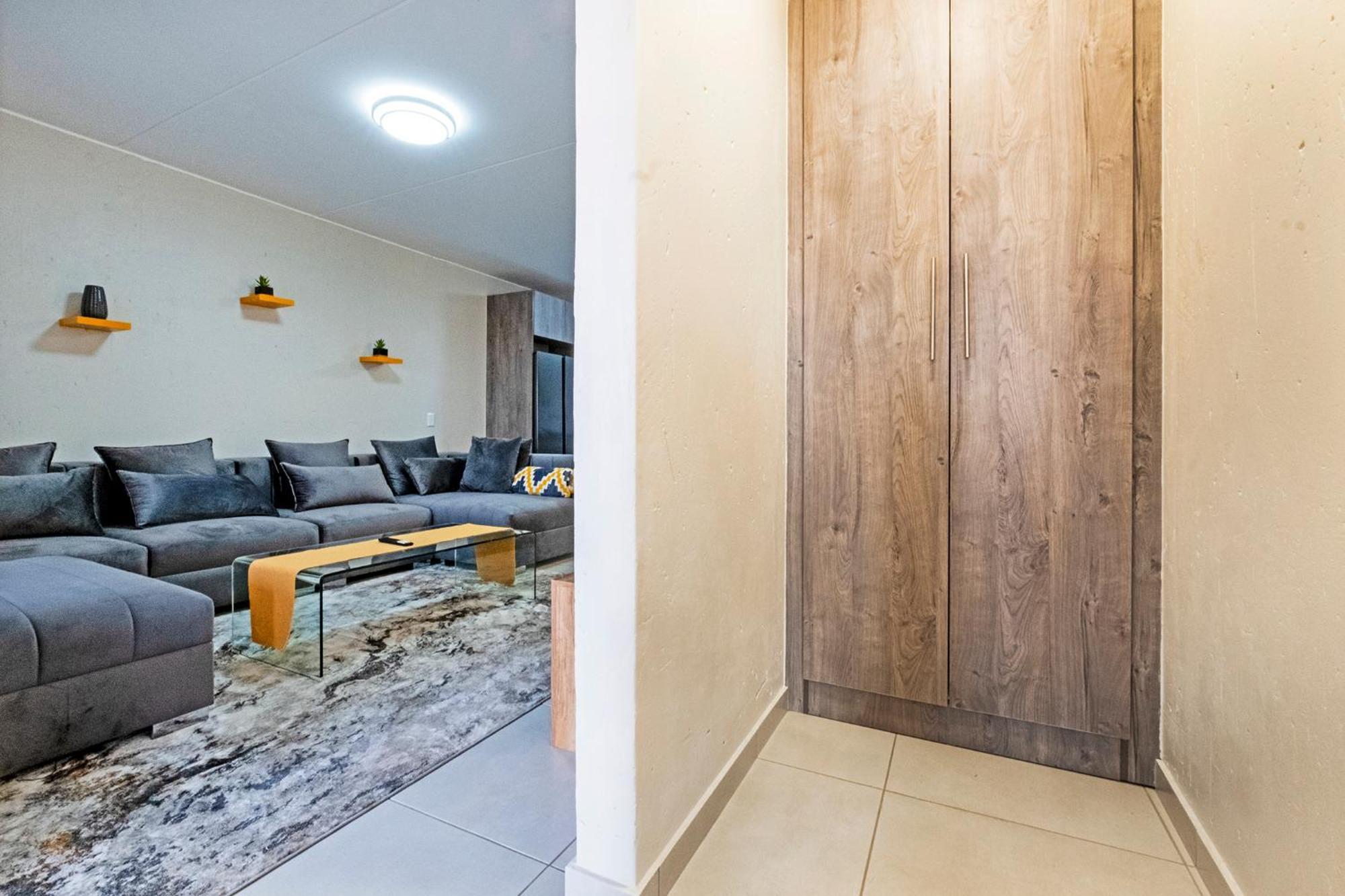 Airport Heights Apartment Боксбург Екстериор снимка